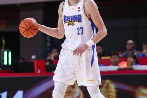 大魔王统治攻防！周琦8中5砍下18分8板2断4帽 罚球12中8